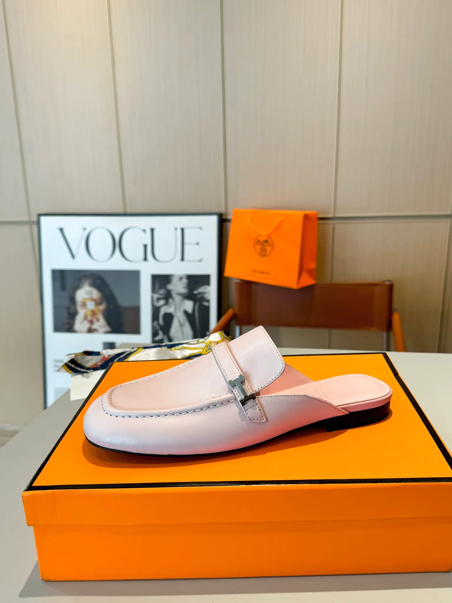 👟👟Ex-factory price 520👟👟 Hermes Groupie square-toe H-buckle mules, half-drag high heels and flat heels; the foot feel at the counter is invincible, groupie Mule shoes are made of h-buckle canvas and calfskin with mini silver Paris shoe buckles and contrasting piping. They are super beautiful in real life. Upper: imported original calfskin/original molded fabric. Lining: sheepskin. Outsole: Italian genuine leather outsole. Original packaging. Heel height: 5cm and 2 types of flat heel. Size: 35-41 (customized in size 42). Color: 6 colors.